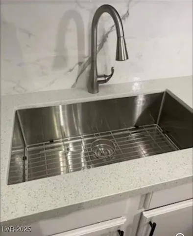 $950 | 615 South Royal Crest Circle, Unit 8, Las Vegas, NV 89169