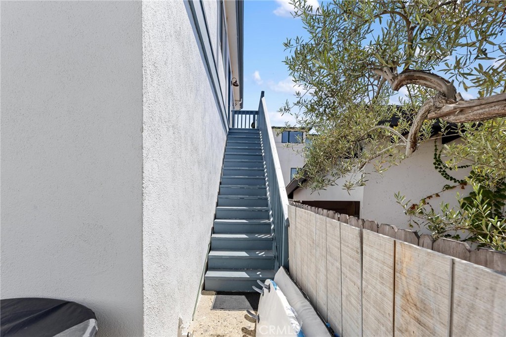 224 18th Street Manhattan Beach, CA 90266 - Photo 35 of 63 a view of entryway
