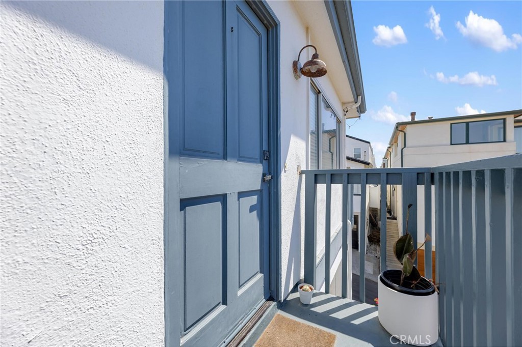 224 18th Street Manhattan Beach, CA 90266 - Photo 36 of 63 a view of entryway