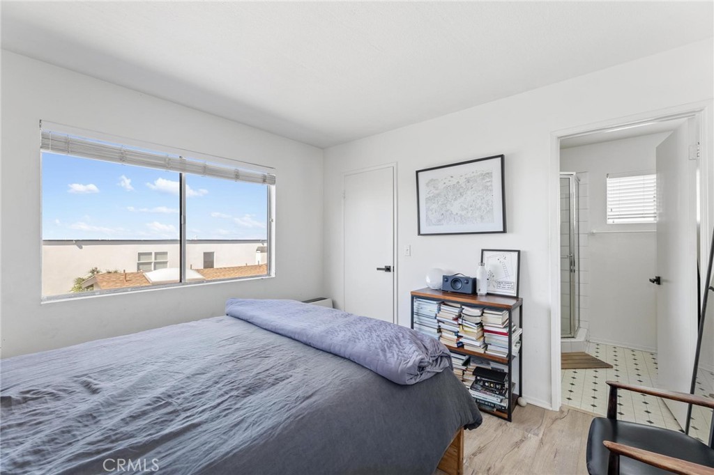 224 18th Street Manhattan Beach, CA 90266 - Photo 51 of 63 a bedroom with a bed and a window