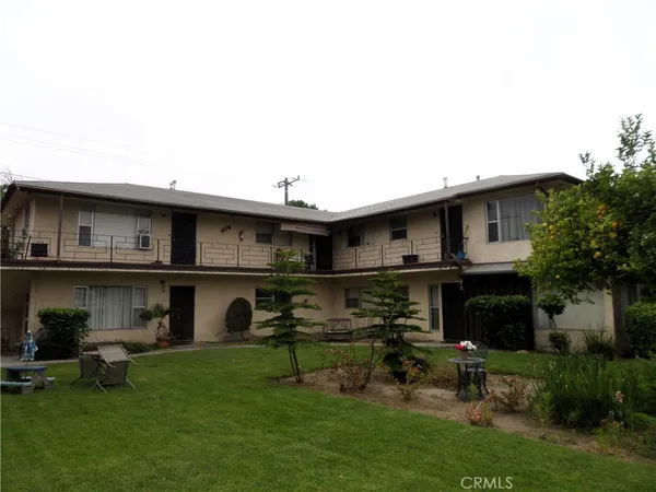 a view of house with a yard