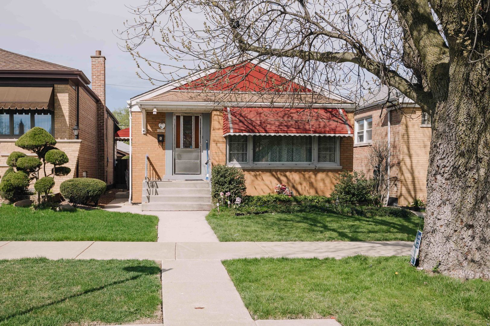 5142 South Laramie Avenue Chicago, IL 60638 - Photo 1 of 7 a front view of a house with garden