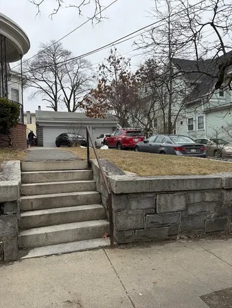 a view of a yard with a house
