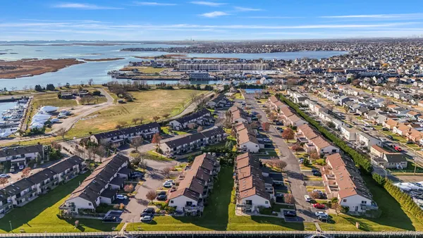 $364,900 | 1 Anchorage Way, Unit 1401, Freeport, NY 11520