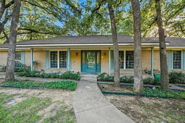 $465,000 | 924 Ridgecrest Circle, Denton, TX 76205