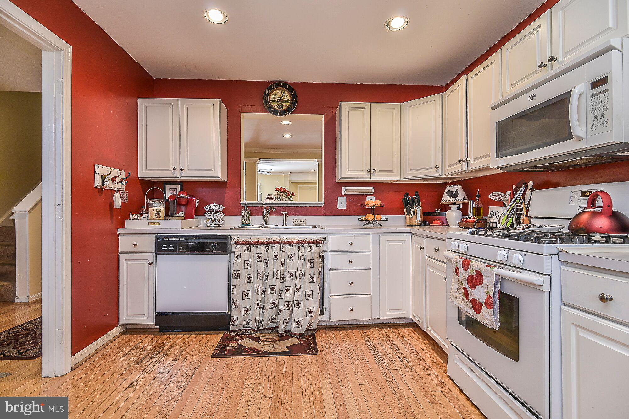 12070 Edgemere Circle Reston, VA 20190 - Photo 4 of 21