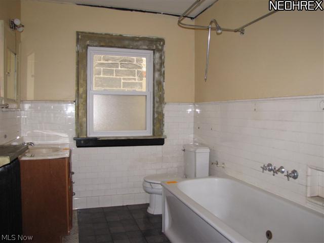 1848 Farmington Road Cleveland, OH 44112 - Photo 14 of 23 Full Bath, 2nd floor