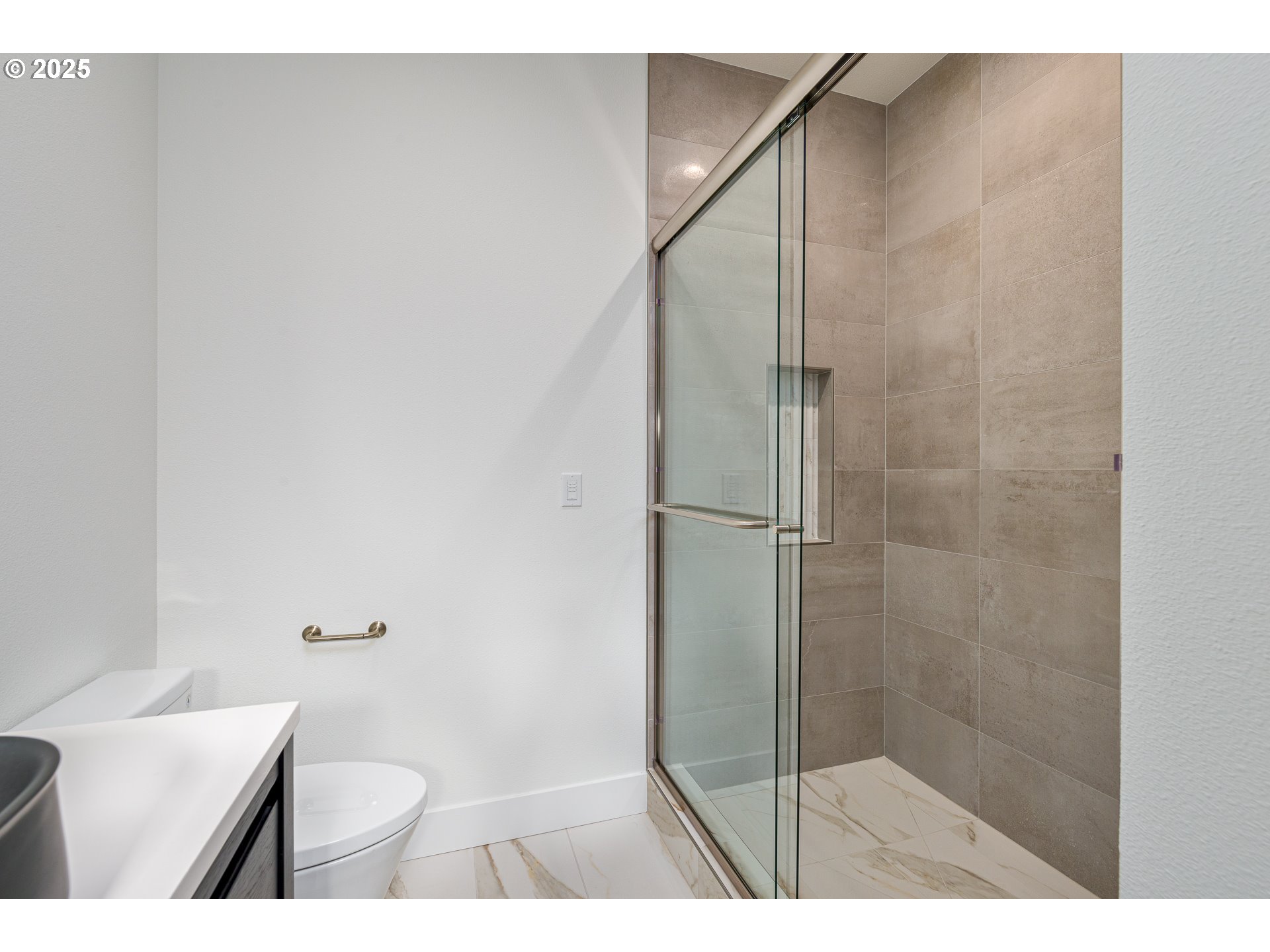 1855 Cloverleaf Road Lake Oswego, OR 97034 - Photo 20 of 34 a bathroom with a sink and a toilet