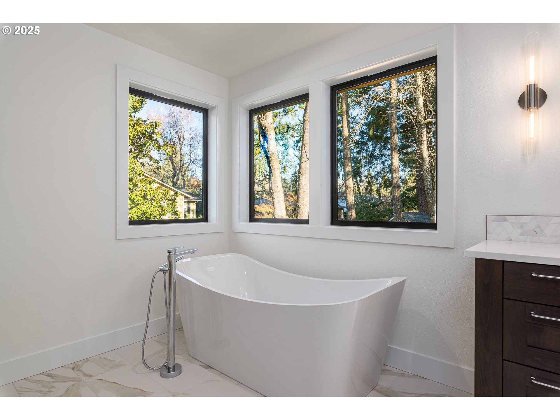 1855 Cloverleaf Road Lake Oswego, OR 97034 - Photo 24 of 34 a bathroom with a sink and a bathtub