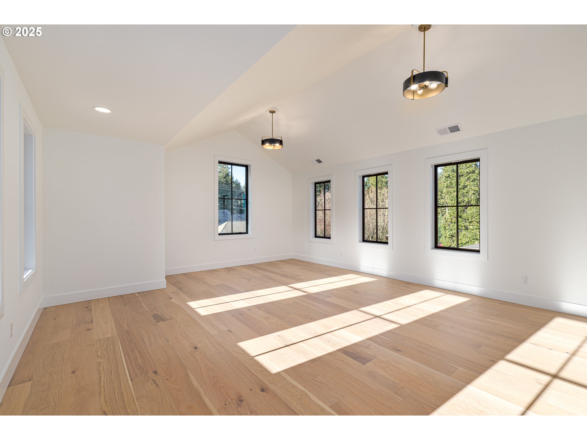 1855 Cloverleaf Road Lake Oswego, OR 97034 - Photo 27 of 34 a bedroom with a bed and a window
