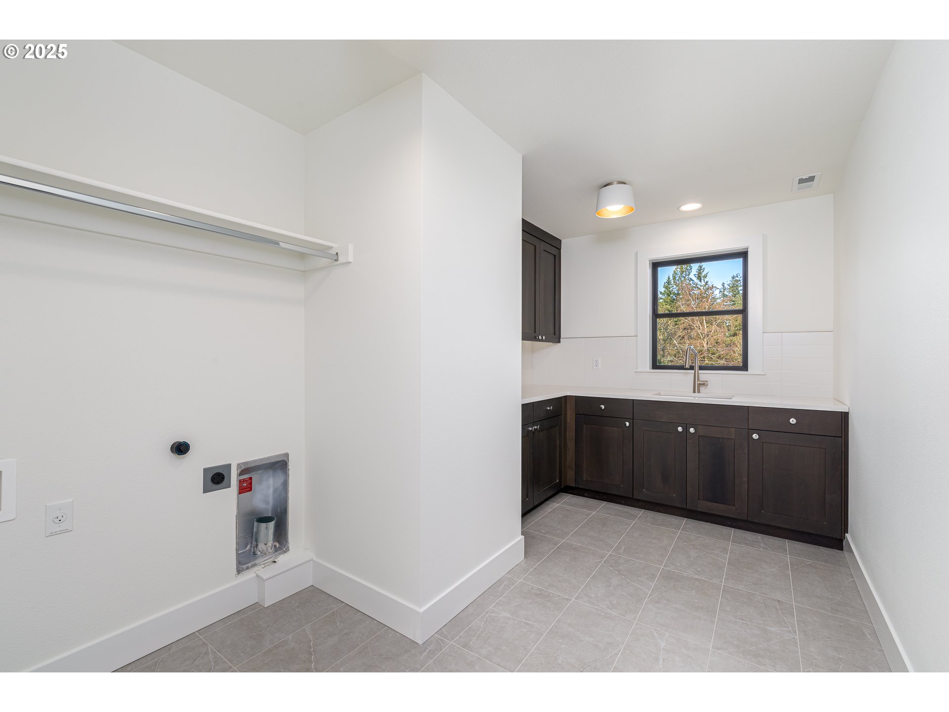 1855 Cloverleaf Road Lake Oswego, OR 97034 - Photo 28 of 34 a kitchen with cabinets and window