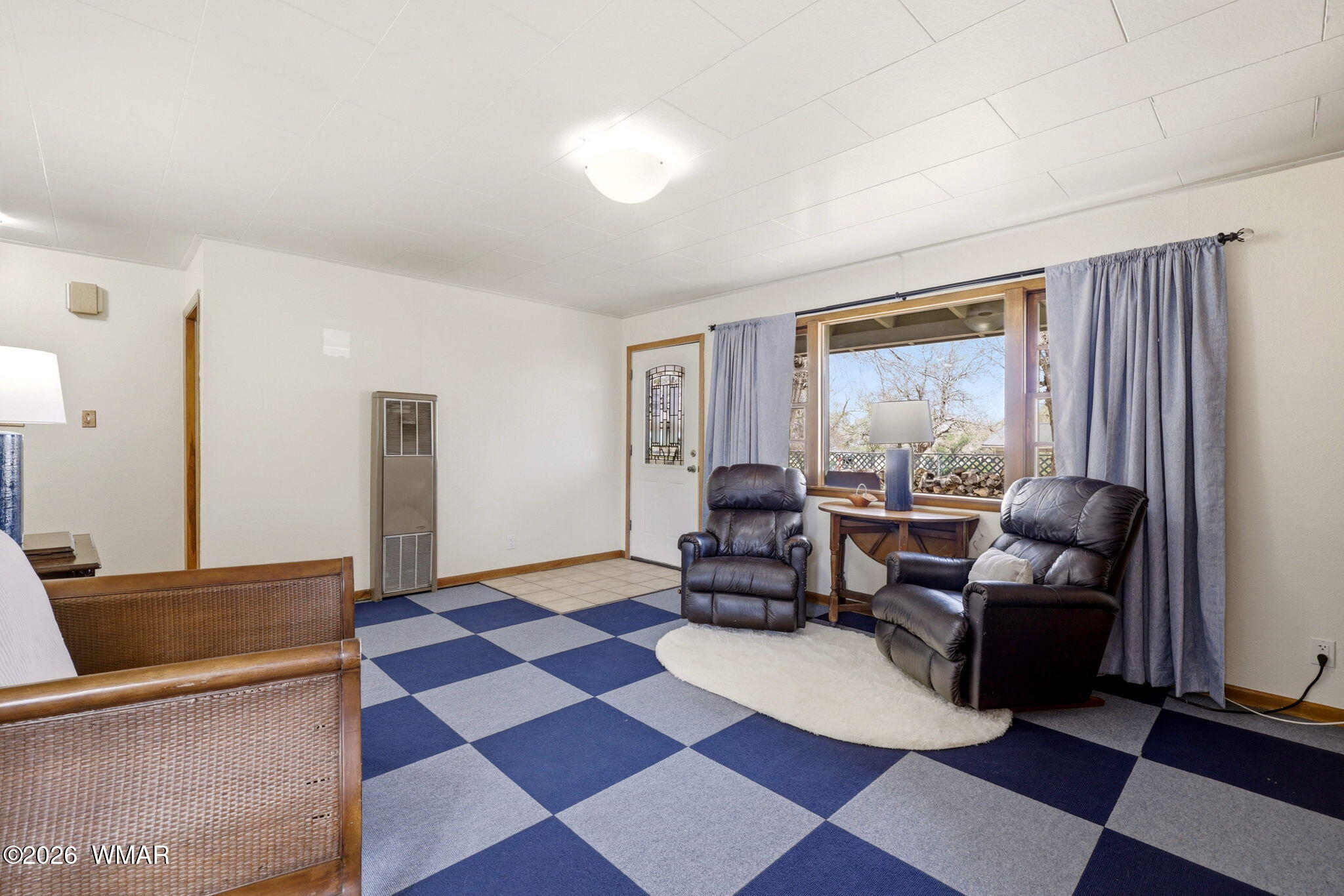 438 East Yaqui Street Springerville, AZ 85938 - Photo 9 of 31 a living room with furniture and a window