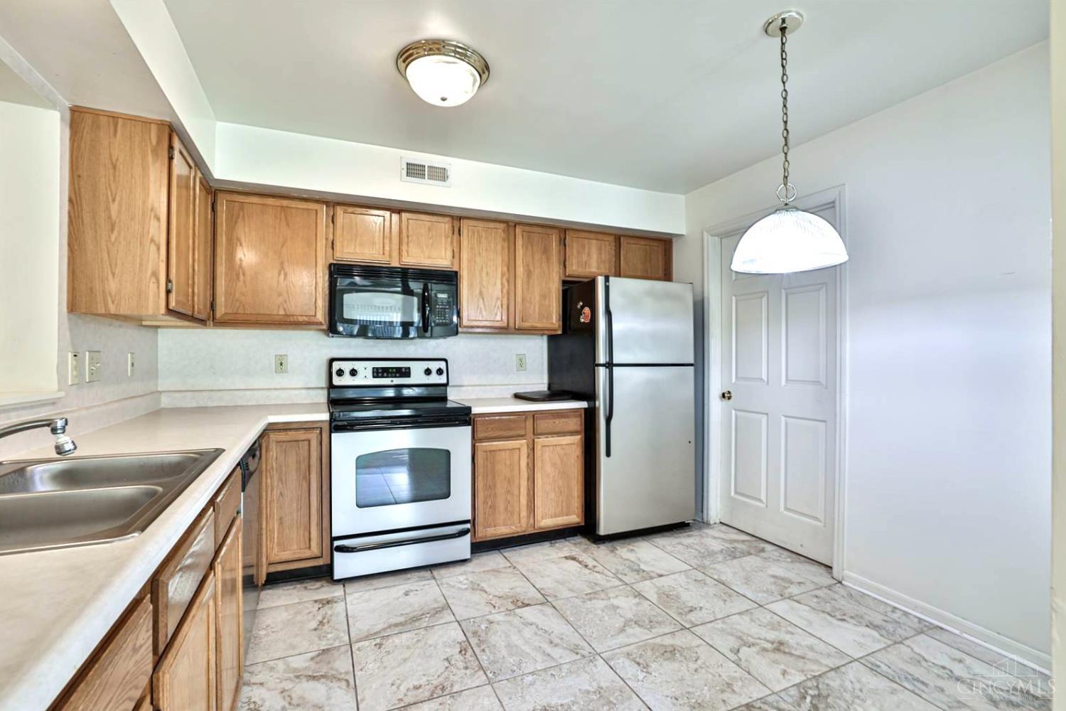 3986 Maplefield Court, Unit A Cincinnati, OH 45255 - Photo 15 of 41 Gallery Image 15