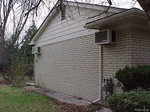 23980 Rockingham Street Southfield, MI 48033 - Photo 4 of 22 side_view_2