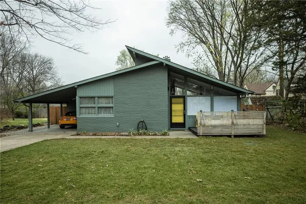 $300,000 | 210 Park Avenue, Lawrence, KS 66046