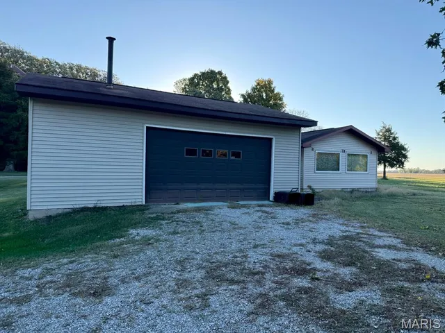 $309,000 | 2359 North 1675th Street, Brownstown, IL 62418