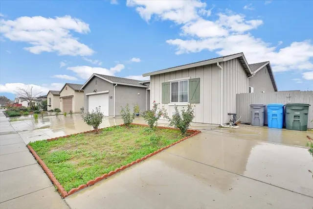 a view of a house with backyard and garden