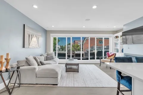$1,099,000 | 199 West 8th Street, Unit 6, Boston, MA 02127