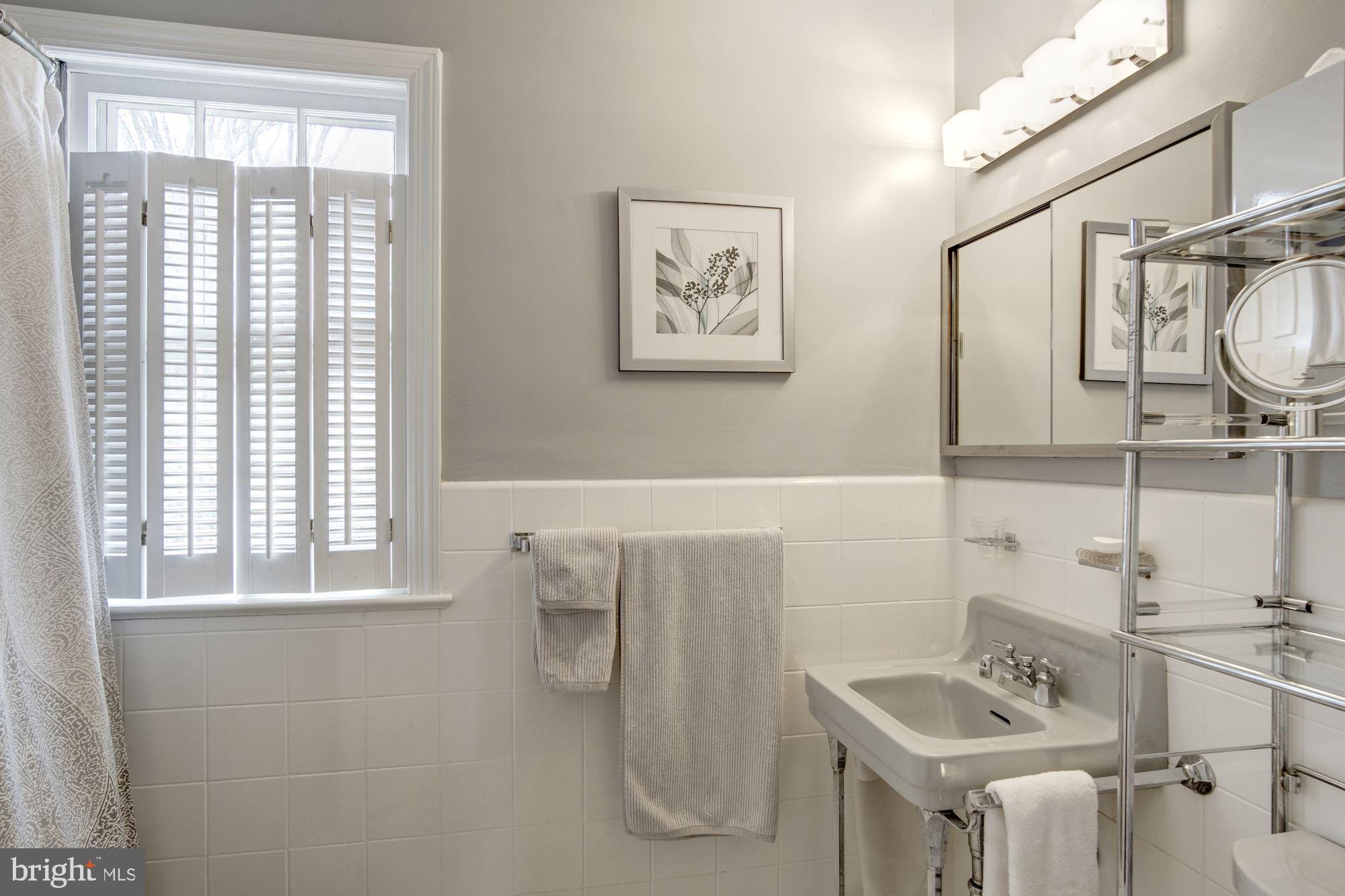 2833 29th Place Northwest Washington, DC 20008 - Photo 29 of 42 Full Hall Bath