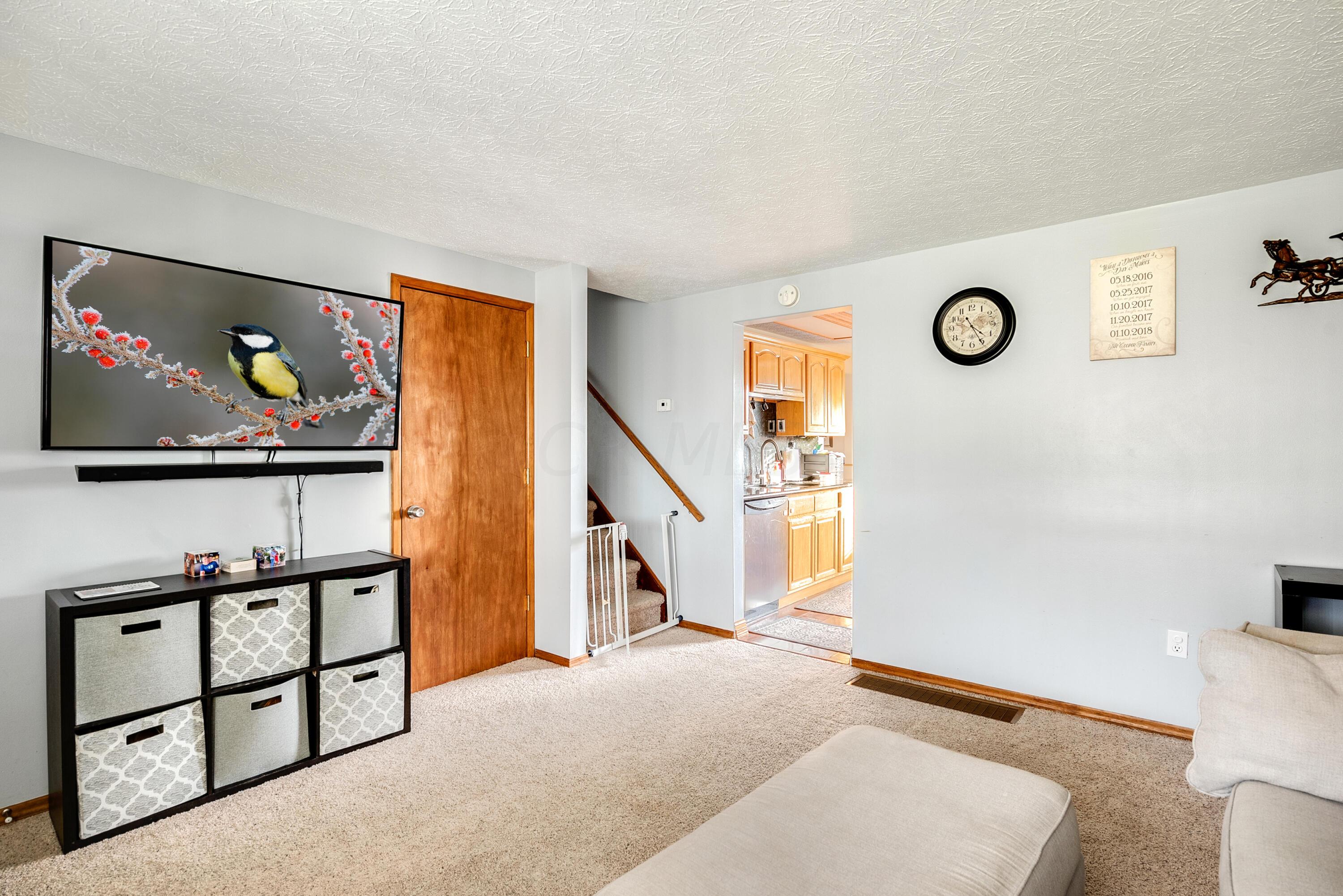 6413 Lexleigh Road Reynoldsburg, OH 43068 - Photo 7 of 40 Living Room