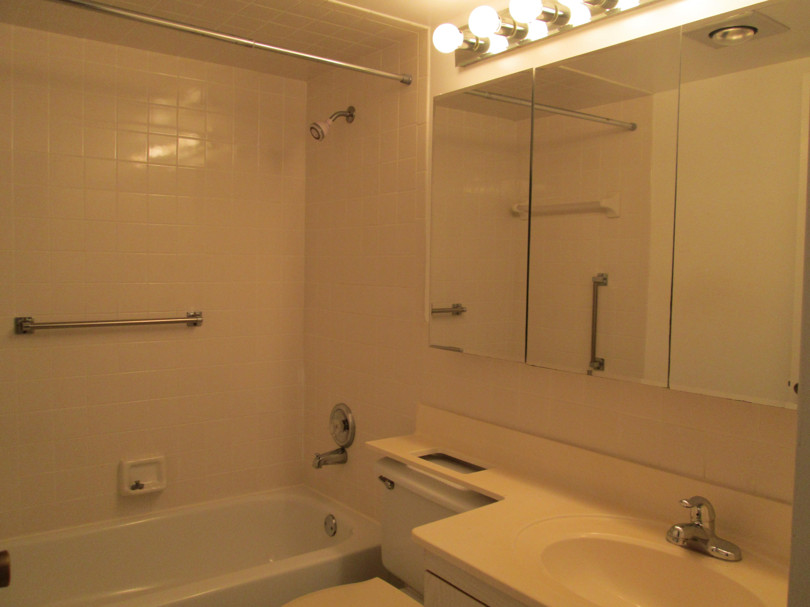 2013 Exeter Boca Raton, FL 33434 - Photo 10 of 15 Main Bathroom