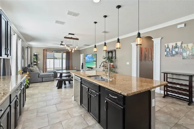 a large kitchen with kitchen island a large island in it