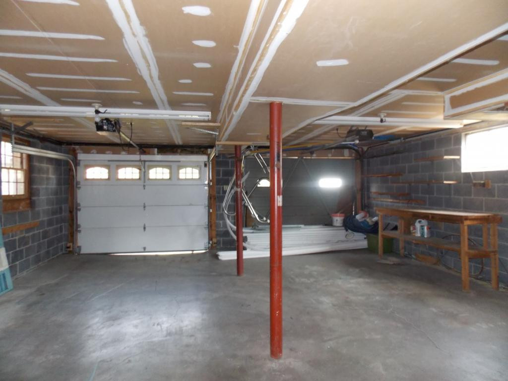 73 Winding Way Road Bristol, VA 24201 - Photo 18 of 19 2 car garage
