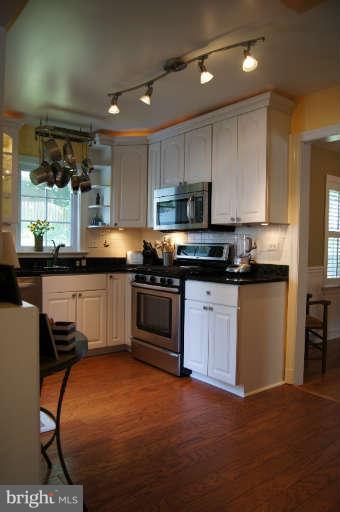 306 Worthington Road Baltimore, MD 21286 - Photo 8 of 23 Granite counters and Stainless Steel Appliances