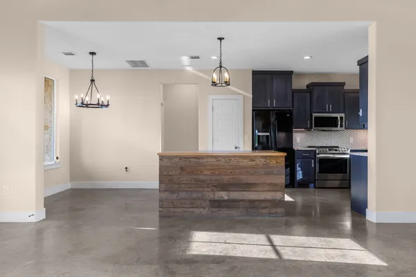 $750,000 | 7943 West Fm 243, Bertram, TX 78605