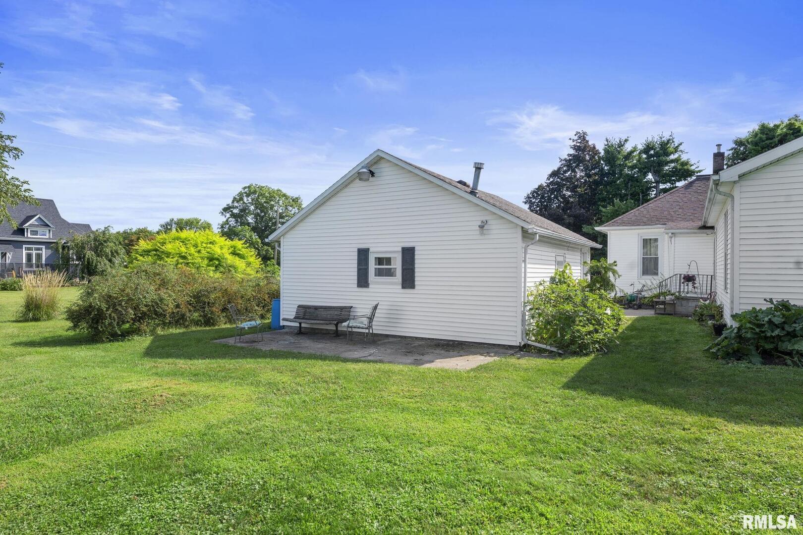 607 Northwest 8th Avenue Aledo, IL 61231 - Photo 20 of 22 a front view of a house with garden