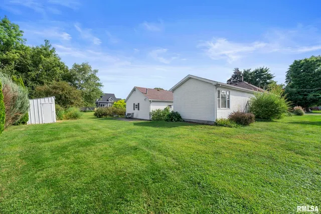 a view of a house with backyard and garden