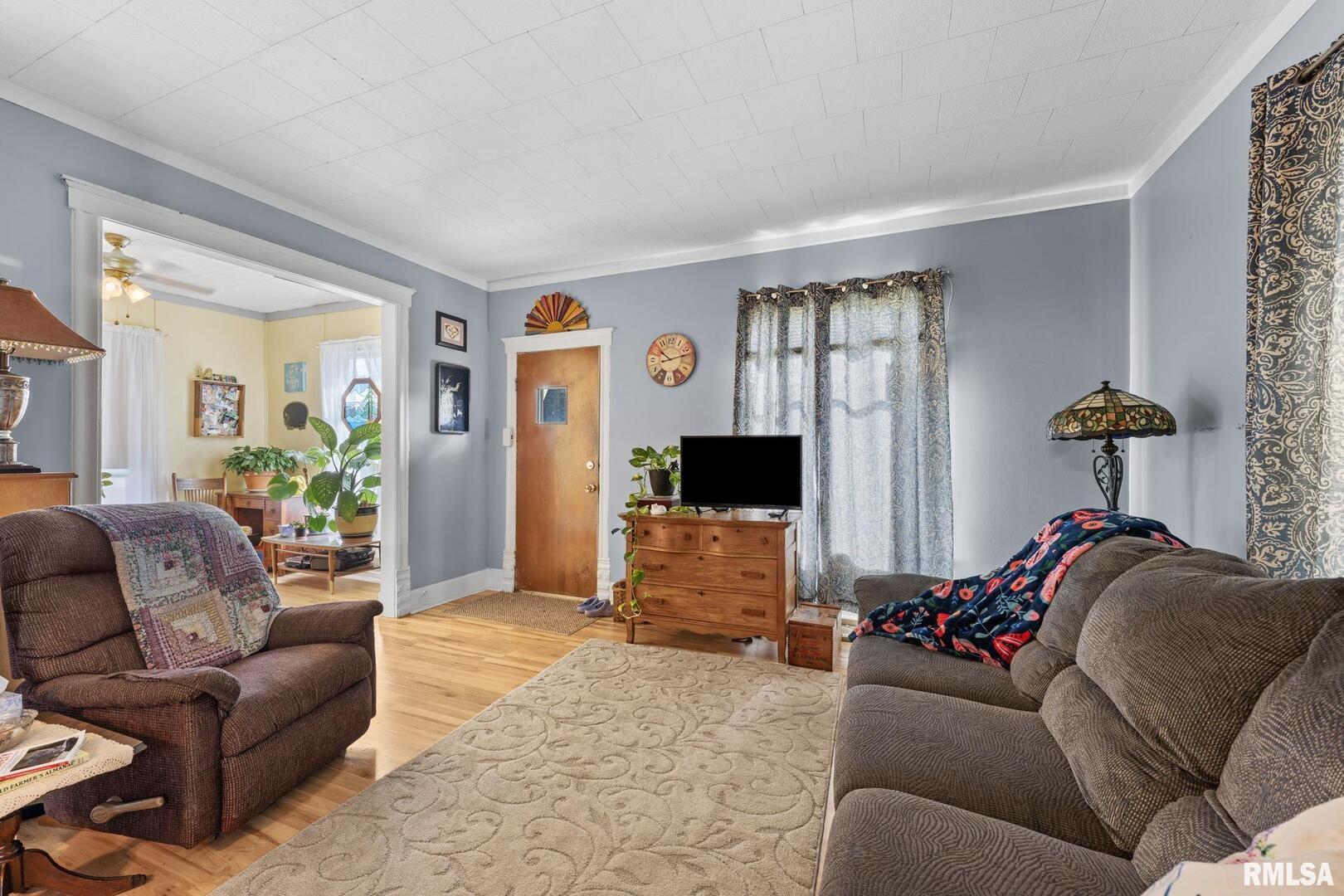 607 Northwest 8th Avenue Aledo, IL 61231 - Photo 5 of 22 a living room with furniture and a flat screen tv