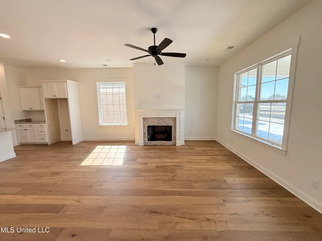 $329,900 | 818 Quitman Court West, Nesbit, MS 38651