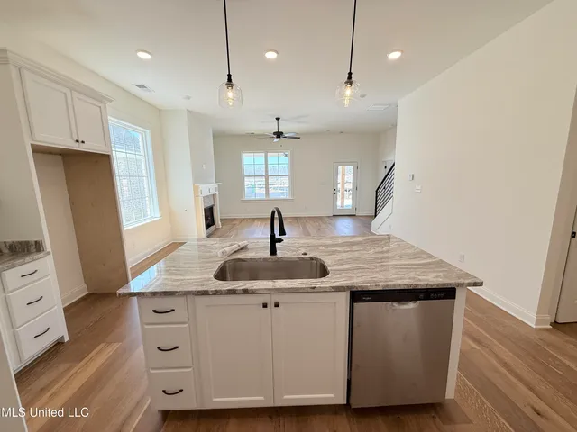 $329,900 | 818 Quitman Court West, Nesbit, MS 38651