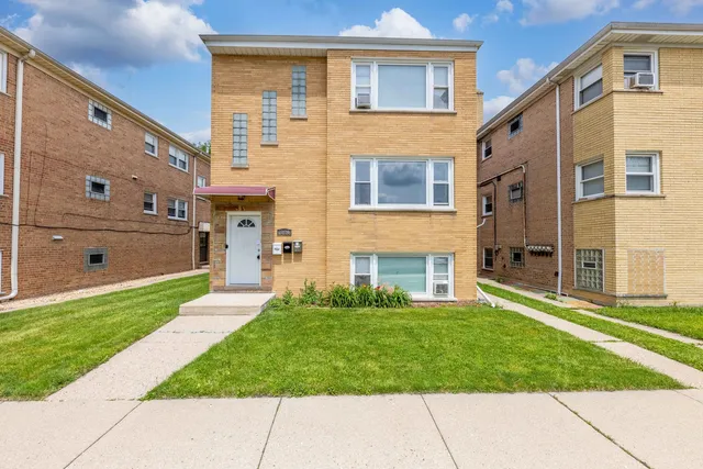 $2,300 | 8320 West Irving Park Road, Unit 2, Chicago, IL 60634