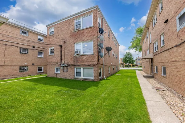 a view of a house with a backyard