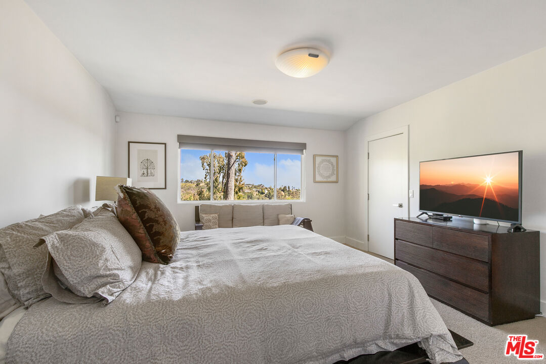 2137 Banyan Drive Los Angeles, CA 90049 - Photo 20 of 39 a bedroom with a bed and a flat screen tv