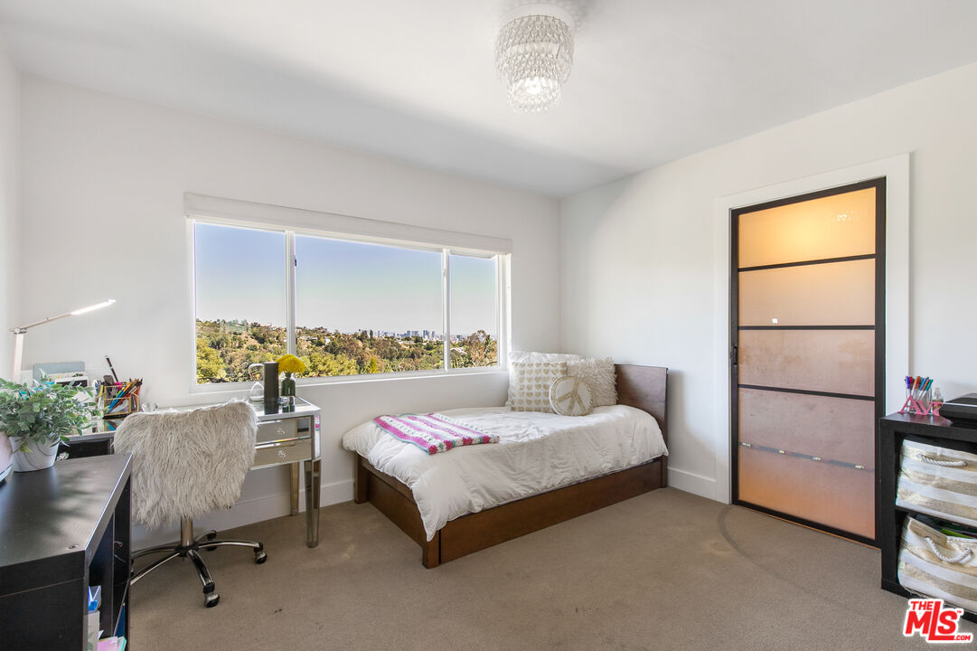 2137 Banyan Drive Los Angeles, CA 90049 - Photo 23 of 39 a bedroom with a bed and a table