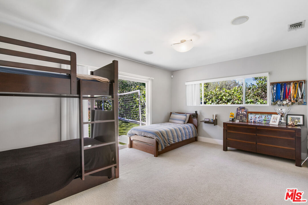 2137 Banyan Drive Los Angeles, CA 90049 - Photo 25 of 39 a living room with furniture and a window