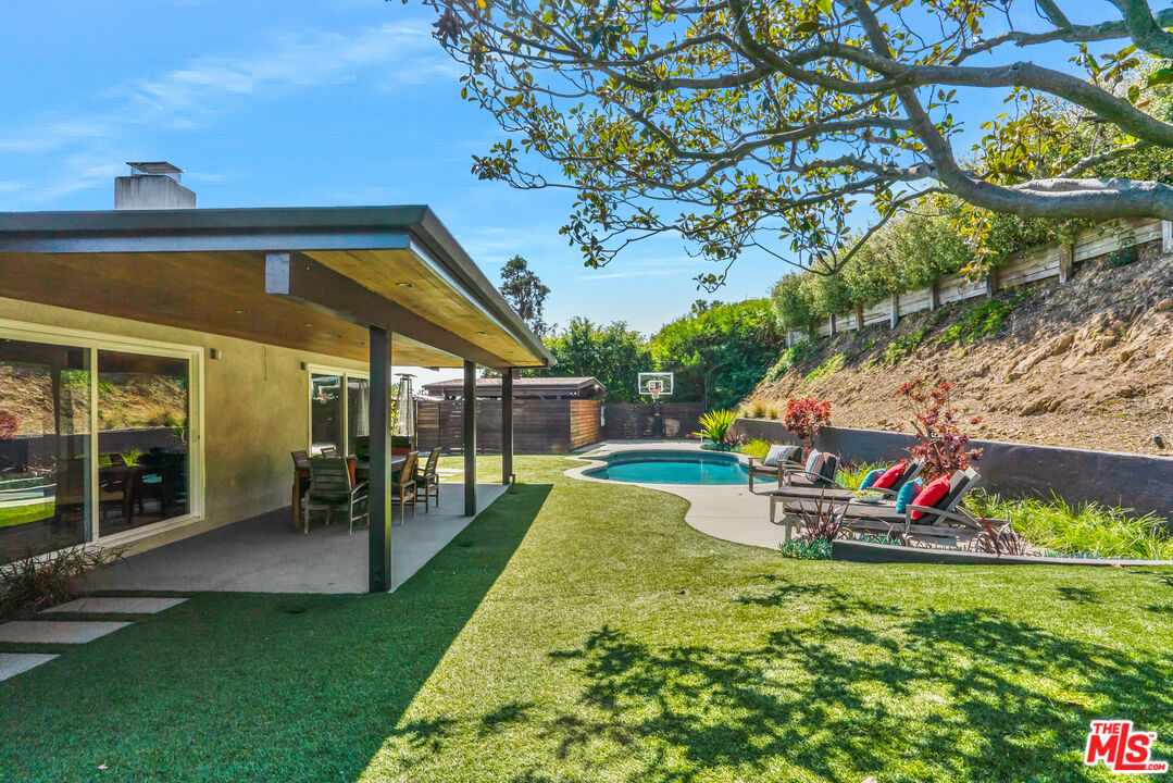 2137 Banyan Drive Los Angeles, CA 90049 - Photo 28 of 39 a view of a backyard with a patio and a garden