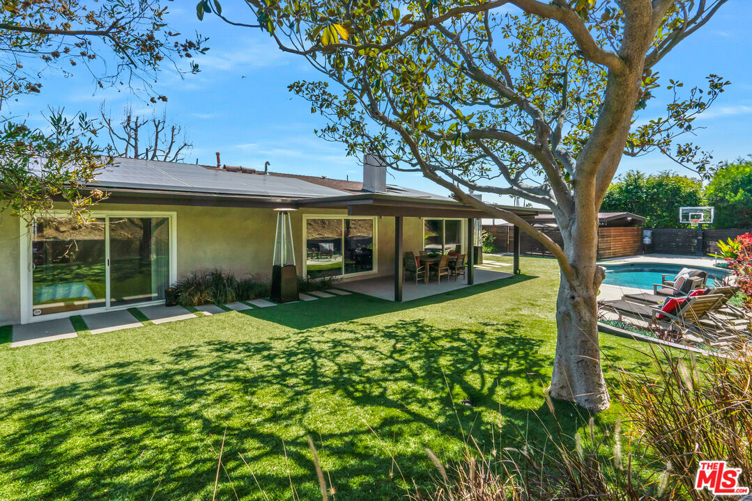 2137 Banyan Drive Los Angeles, CA 90049 - Photo 29 of 39 front view of a house with a big yard