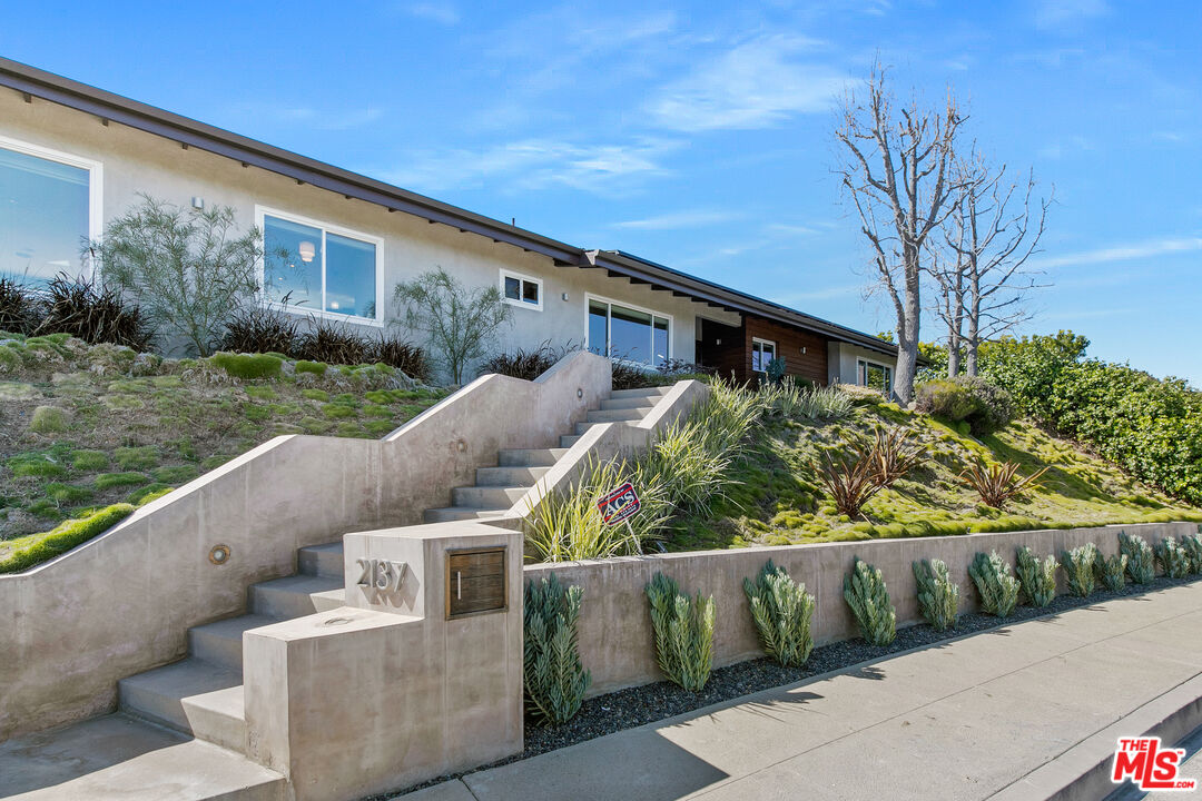 2137 Banyan Drive Los Angeles, CA 90049 - Photo 3 of 39 a view of a yard with potted plants