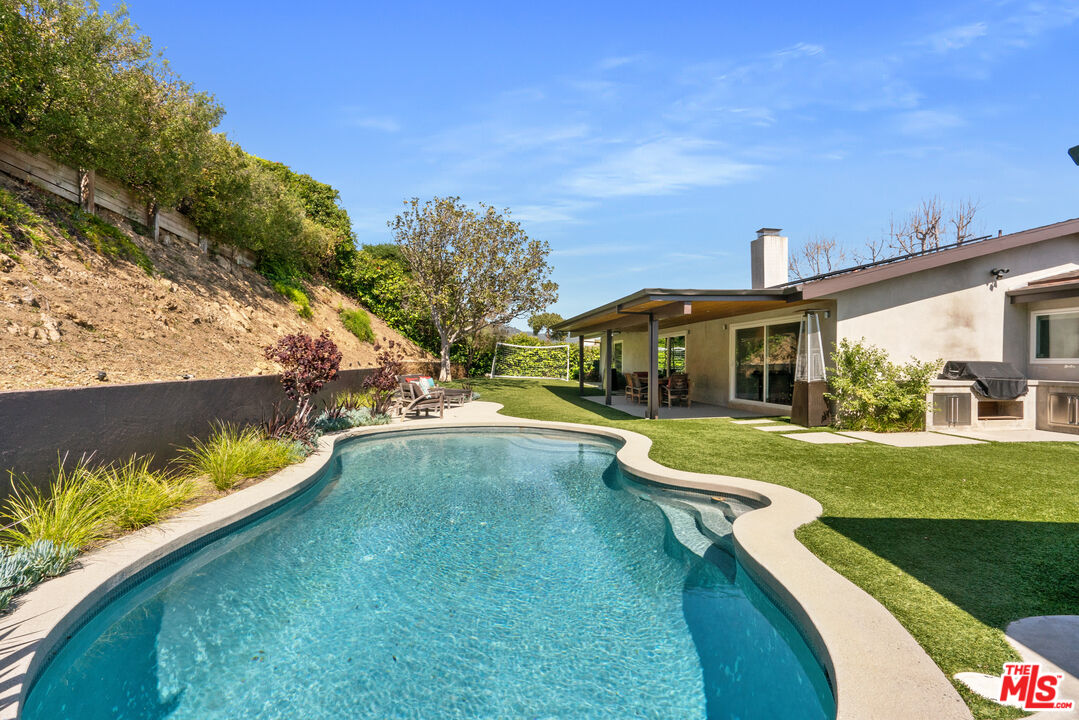 2137 Banyan Drive Los Angeles, CA 90049 - Photo 31 of 39 a view of a house with swimming pool and a yard