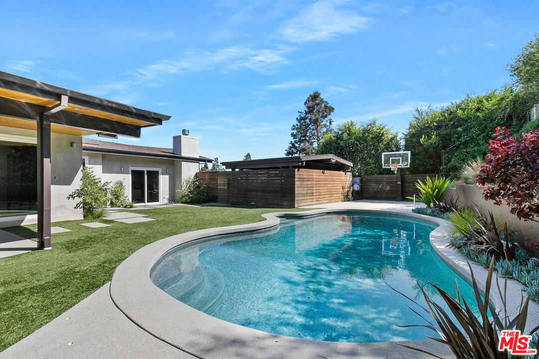 2137 Banyan Drive Los Angeles, CA 90049 - Photo 33 of 39 a view of a house with swimming pool