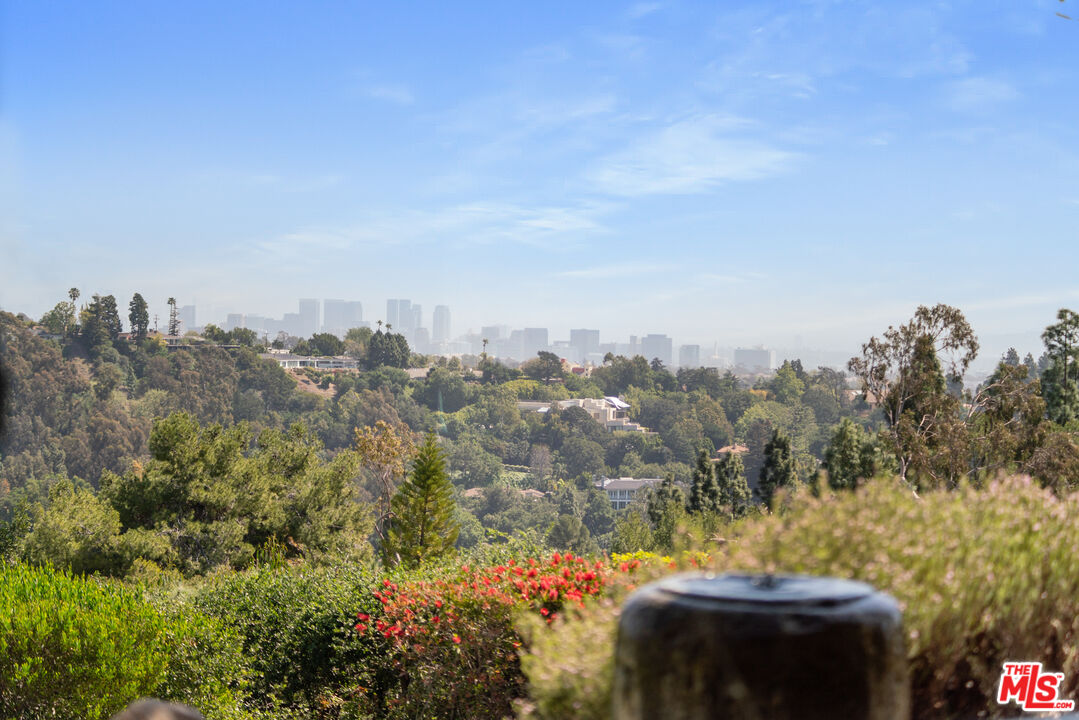 2137 Banyan Drive Los Angeles, CA 90049 - Photo 35 of 39