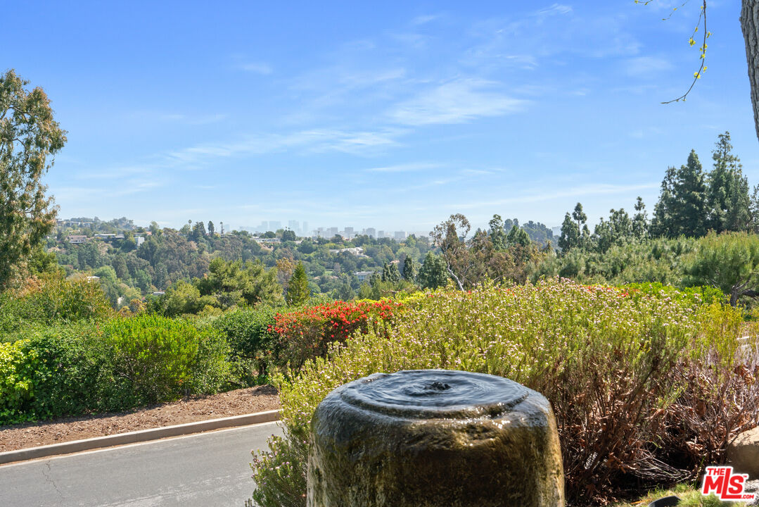 2137 Banyan Drive Los Angeles, CA 90049 - Photo 36 of 39 a view of a yard with an outdoor seating