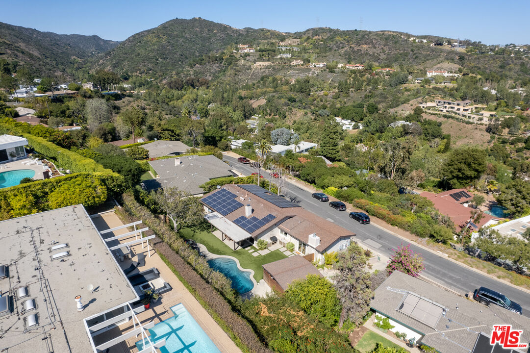 2137 Banyan Drive Los Angeles, CA 90049 - Photo 37 of 39 an aerial view of residential houses with outdoor space