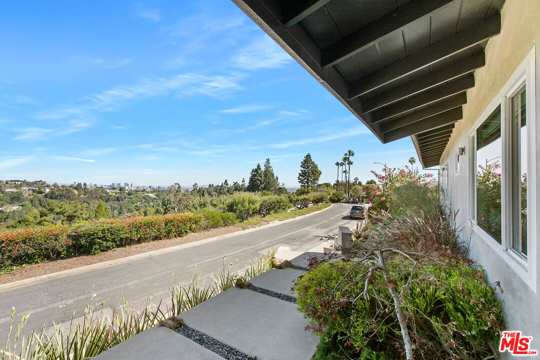2137 Banyan Drive Los Angeles, CA 90049 - Photo 4 of 39 a view of a balcony with an outdoor space