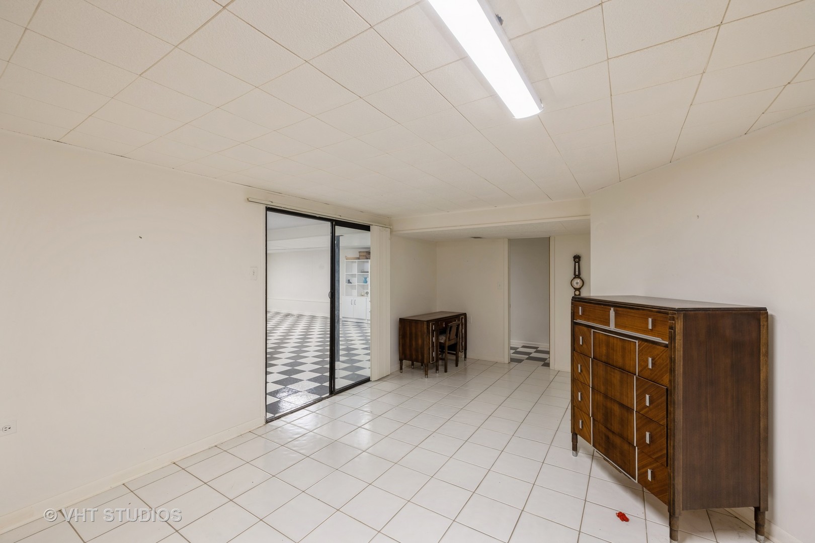 855 Beverly Place Lake Forest, IL 60045 - Photo 17 of 21 an empty room with windows