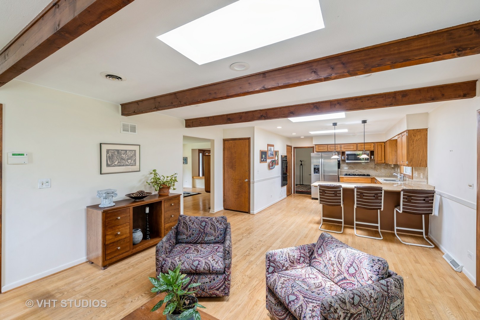 855 Beverly Place Lake Forest, IL 60045 - Photo 7 of 21 a living room with furniture and a kitchen